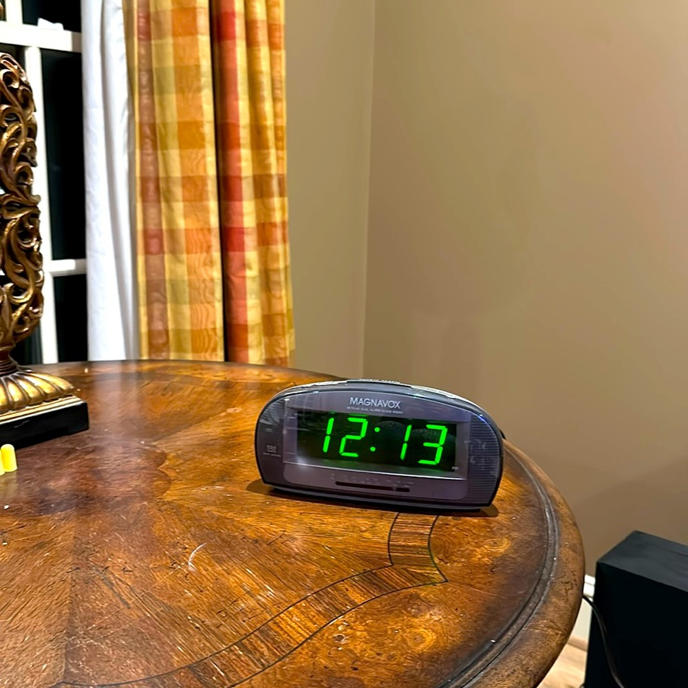 Magnavox dual alarm clock radio